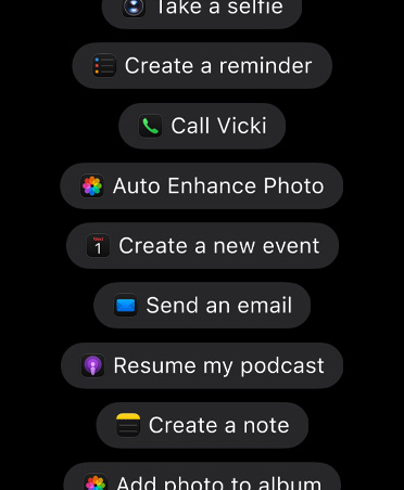 Siri AI’dan uygulamalarda eylem gerçekleştirme isteklerini gösteren ekran; Take a selfie, Create a reminder, Call Vicki, Rotate photo left, Create a new event, Send an email, Resume my podcast, Create a note, Add photo to album gibi istekler gösteriliyor