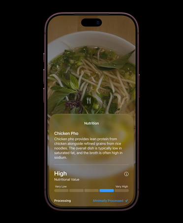 iPhone 18 Pro, Burgonya Rengi, ekranında Kamera’daki Siri modu arayüzü gösteriliyor, Görsel Zeka ile tanımlanmış bir yiyecekle ilgili besin bilgileri yer alıyor, ekranda tavuklu phở’nun ortak malzemeleri ve besin bilgileri dahil olmak üzere ayrıntılı bilgiler gösteriliyor