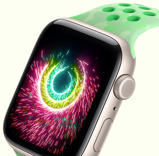 ساعة Apple Watch SE 3، إطار ألومنيوم، لون ضوء النجوم، حلقات نشاط متلألئة كالألعاب النارية، حزام رياضي Nike، لون أخضر حيوي (أخضر فستقي، نمط خفيف لأشكال رمادية، ثقوب دائرية)