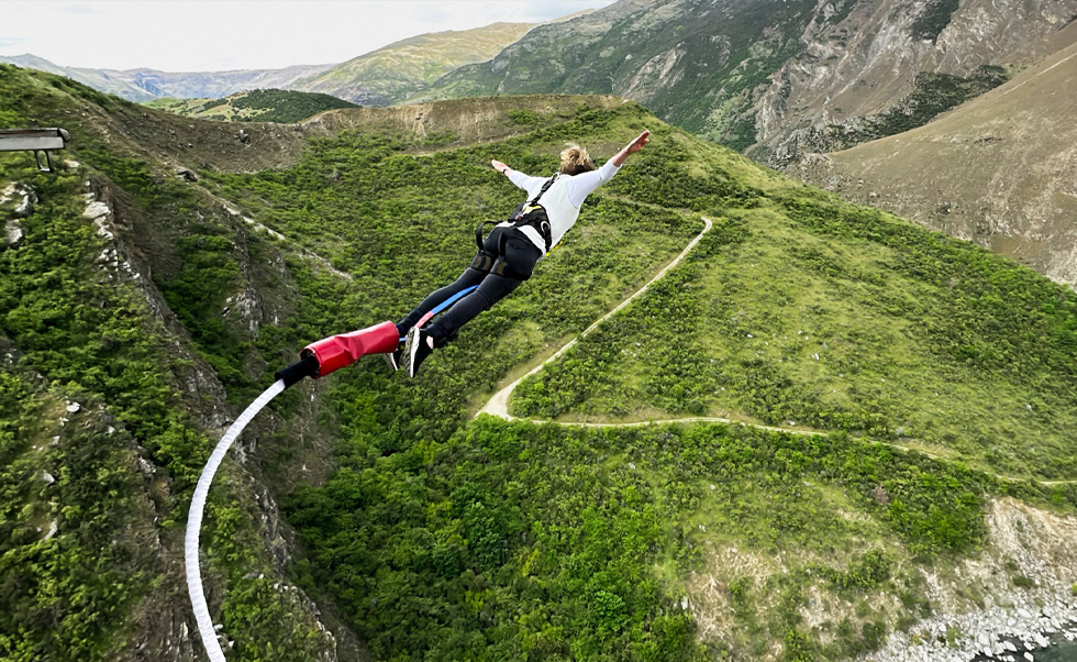 AJ Hackett Bungy New Zealand, iPhone kullanarak Yeni Zelanda’daki beş muhteşem lokasyonda müşterileriyle birlikte göz alıcı fotoğraflar çekiyor ve paylaşıyor.