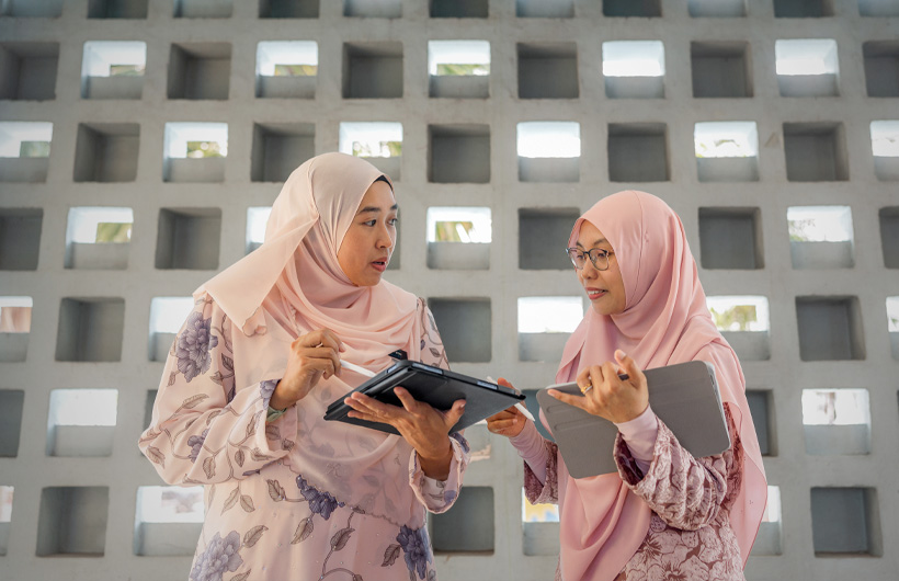 Nur Safiqa Sapar (ALC) coaches fellow teacher, Fatin Shahera at Sekolah Tun Fatimah.