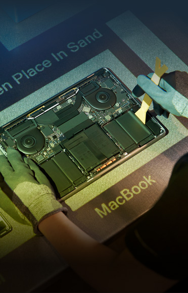 Eldivenli eller bir MacBook’u sökerken iç bileşenler görünüyor