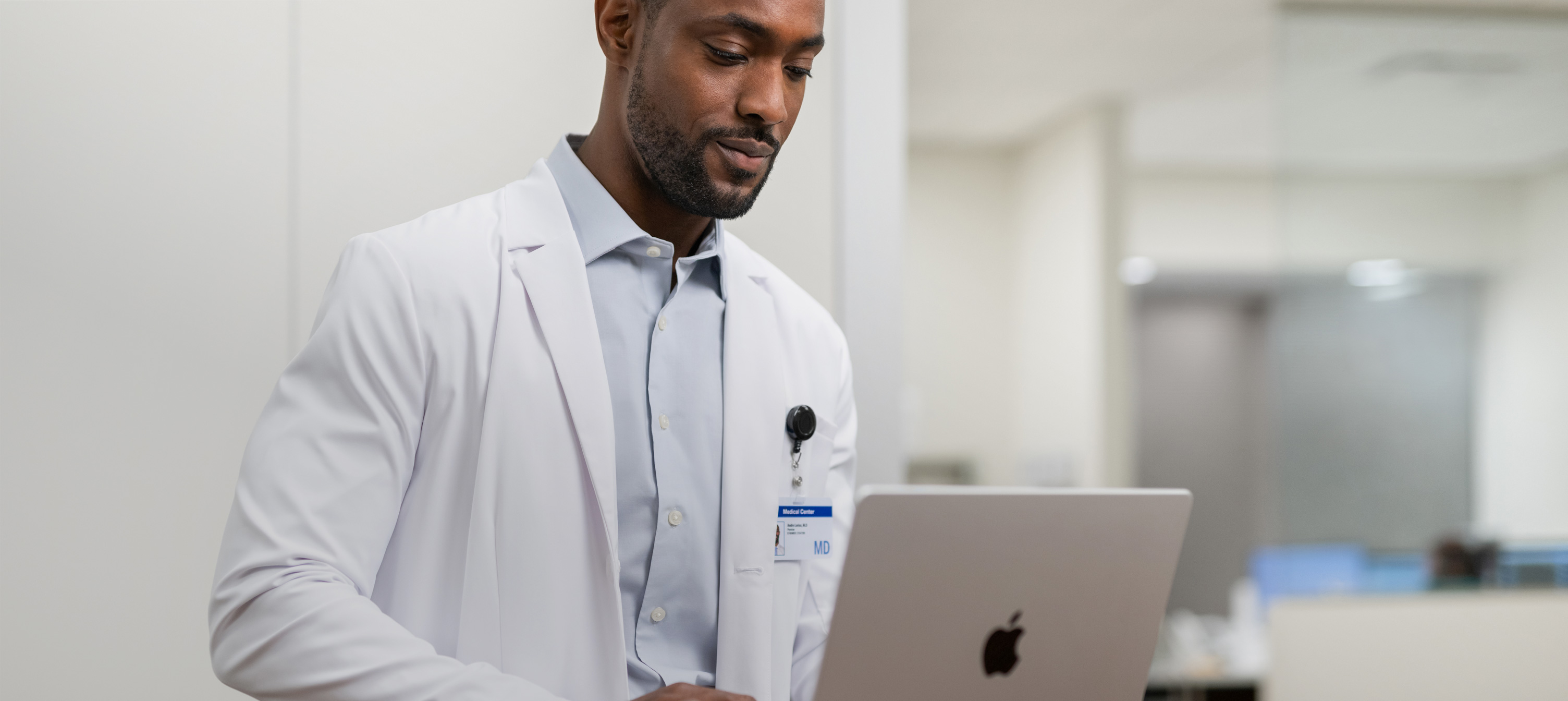 Un médecin travaille sur son MacBook Pro à l’hôpital.