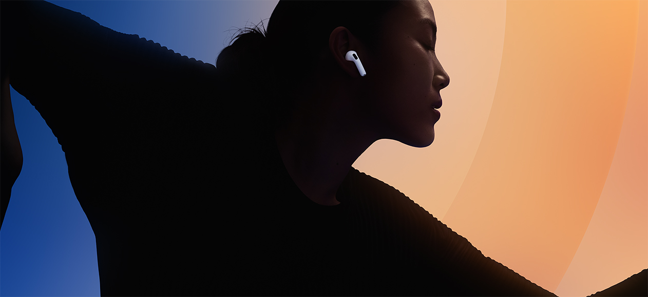 AirPods&nbsp;5 білого кольору у вусі, силует людини на різнокольоровому тлі