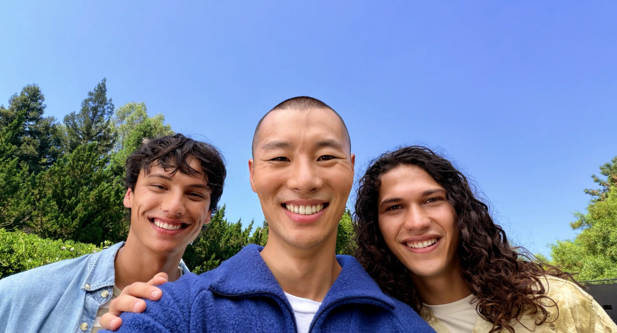 Selfie de groupe avec la fonctionnalité Cadre centré pour les photos.