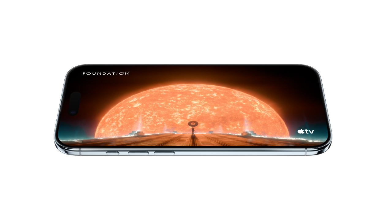 جهاز iPhone Air، الجزء الأمامي الخارجي، الجزء الجانبي الخارجي، يعرض مشهداً ثابتاً من مسلسل Foundation على +‏Apple TV‏