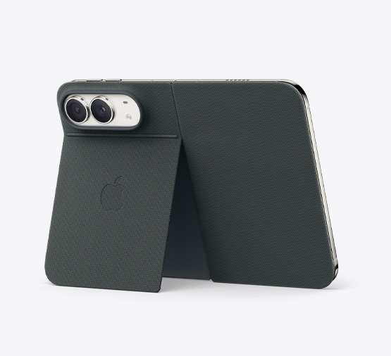 星光白色 iPhone Duo 靠在海軍藍色帶支架的雙面夾上，雙面夾展開呈橫向，機身背面展示 4800 萬像素雙融合後置相機和兩個鏡頭