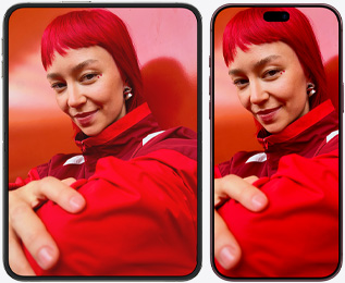 直向展開的 iPhone Duo 和 iPhone 18 Pro Max 並排，兩部裝置都顯示相同影像，紅髮人物穿著紅色衣服，iPhone Duo 較大螢幕顯示更大範圍的影像