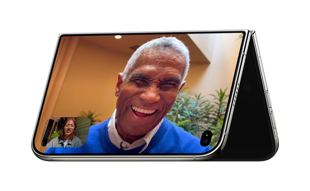 iPhone Duo 以倒 V 字形機身邊緣支撐，螢幕朝外，展示 FaceTime app
