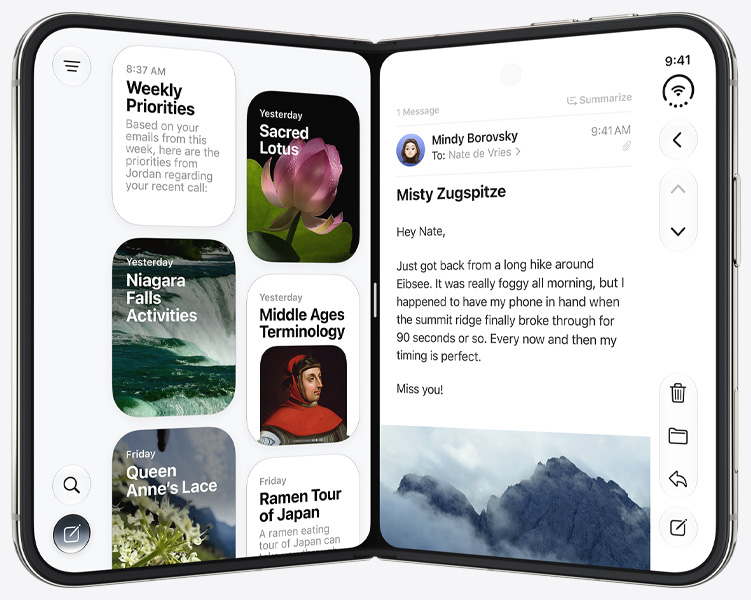 iPhone Duo 直立呈展開的書本姿態，左側面板顯示 Siri app，右側面板顯示訊息 app。