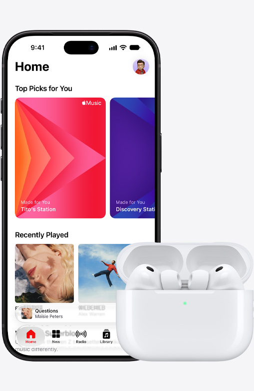 iPhone 18 Pro, вид спереду, відображається початковий екран додатка Apple Music, поруч навушники Airpods Pro 3 у відкритому зарядному футлярі MagSafe