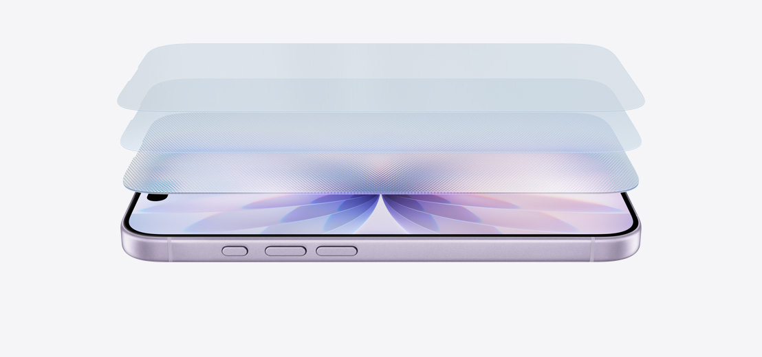 جهاز iPhone 17 معروض على جانبه في وضع أفقي بلون ليلكي ناعم، مع تصميم متعدد الطبقات يبرز درع السيراميك 2