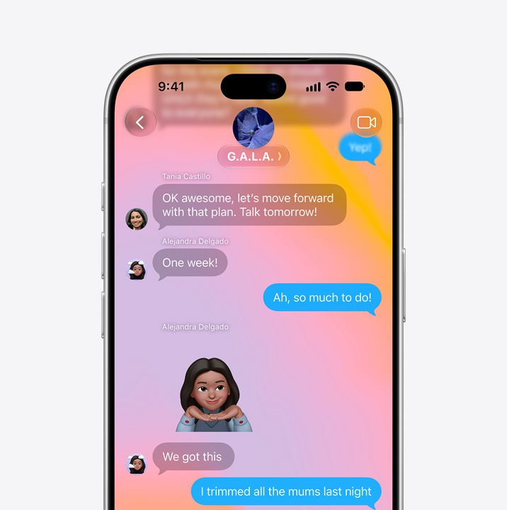 iPhone ekranında Mesajlar uygulaması açık. Ekranda iki kişinin mesaj sohbeti ve bir Memoji gösteriliyor.