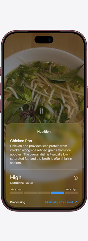 iPhone 18 Pro, önden dış görünüm, erişte, sebze ve et suyuyla servis edilen bir kase tavuklu pho çorbasının besin değerlerini öğrenmek için Kamera’da Siri modu kullanılıyor
