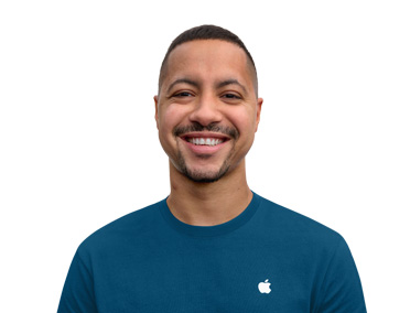 Samimi bir ifadeyle gülümseyen Apple Uzmanı