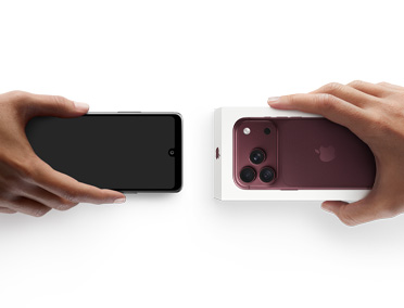 يدان تتبادلان هاتفين، هاتف Android على اليسار من دون علبة، وعلى اليمين iPhone 17 Pro جديد داخل علبته