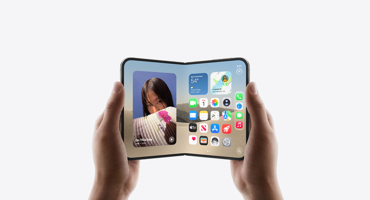 開いた状態の横向きのiPhone Duoを両手で持っている。内側の外観、カラーはスターホワイト、iOSのホーム画面が表示されたディスプレイ、左側に写真、右側にアプリが表示されている
