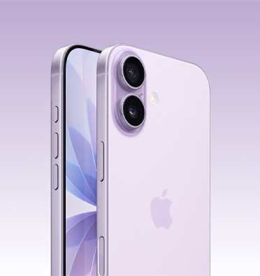 iPhone 17 بلون ليلكي ناعم، عرض جزئي للشاشة، وتعرض زاوية جانبية زر الإجراءات وزرّي مستوى الصوت والزر الجانبي. الجزء الخلفي الخارجي يعرض نظام الكاميرا المزدوجة المتطور في الزاوية العلوية اليسرى.