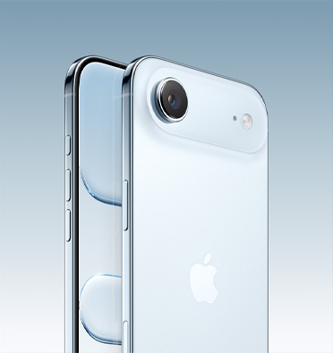 iPhone Air بلون أزرق سماوي، عرض جزئي للشاشة، وتعرض زاوية جانبية زر الإجراءات وزرّي مستوى الصوت والزر الجانبي. الجزء الخلفي الخارجي يعرض نظام الكاميرا المزدوجة المتطور في الزاوية العلوية اليسرى.