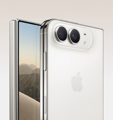 iPhone Duo، لون أبيض النجوم، بزاوية مائلة إلى اليسار، الشاشة الداخلية مع واجهة تعرض صورة حلوى؛ iPhone Duo، لون أبيض النجوم، بزاوية مائلة إلى اليسار، مغلق، الجهة الخارجية الخلفية، كاميرا مزدوجة 48MP Fusion خلفية في الزاوية العلوية، عدستان، ميكروفون، فلاش
