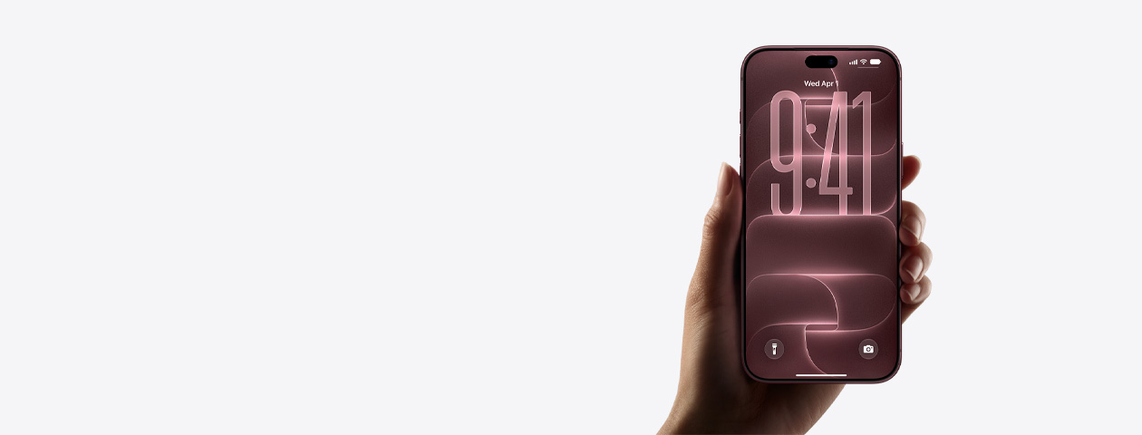 Burgonya renginde (koyu kırmızı) iPhone 18 Pro’yu tutan bir el, önden dış görünüm, varsayılan kilit ekranı