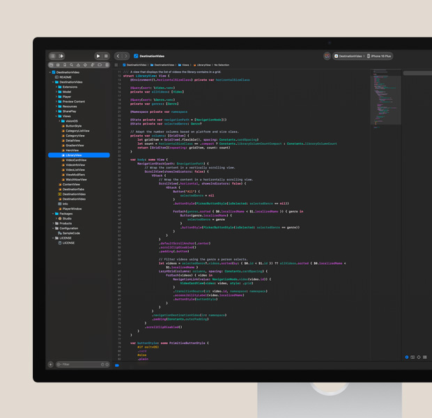 Studio Display ekranı, Xcode uygulaması açık, renkli kod düzenleyici, iPhone’da test edilen uygulamanın satır önizleme penceresi