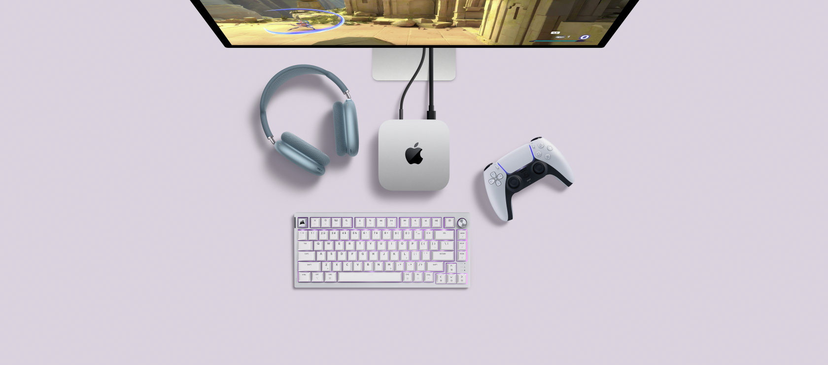 Un bureau avec un Mac mini connecté à un écran, à côté d’un clavier et d’une souris sans fil.