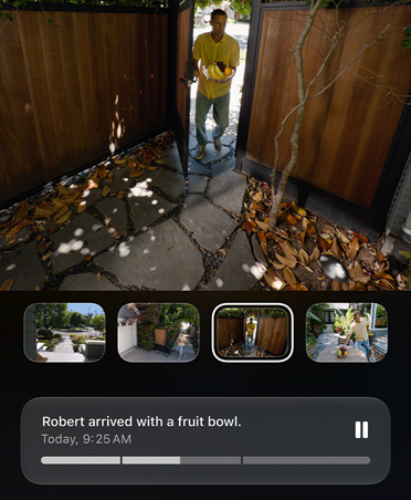 Etrafı kapalı bir bahçeye giren bir kişinin HomeKit video kamerasına yansıyan ekran görüntüsü, yapay zeka tarafından oluşturulan açıklama şu şekilde gösteriliyor: Robert arrived with a fruit bowl, Today, 9:25 AM