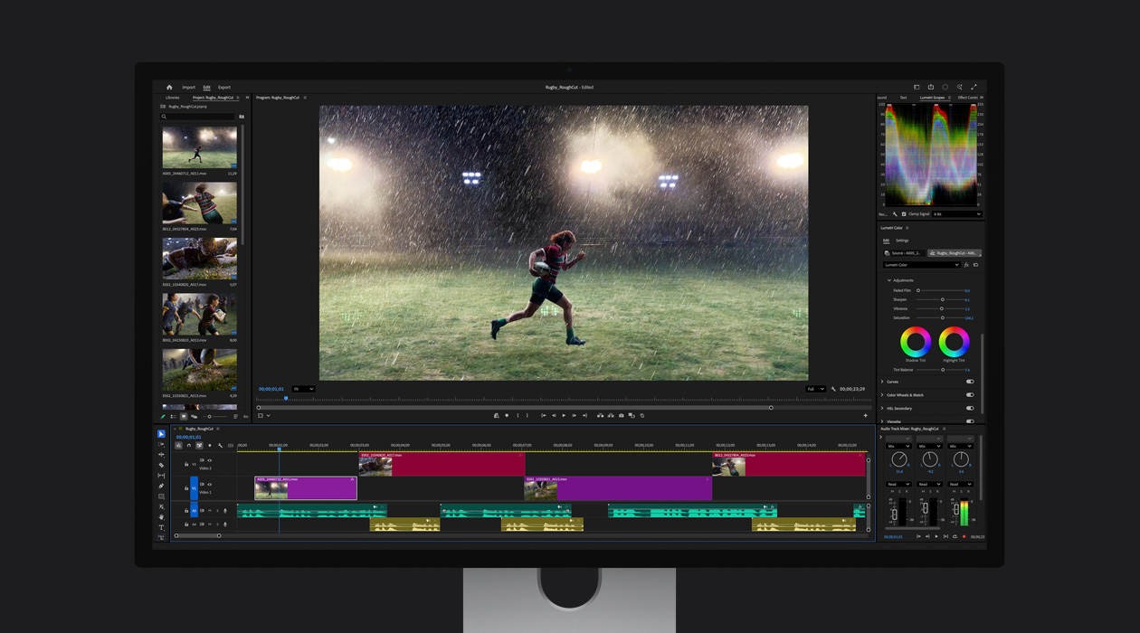 Yağmur altında sahada koşan bir ragbi oyuncusunun gösterildiği bir Adobe Premiere Pro dosyası