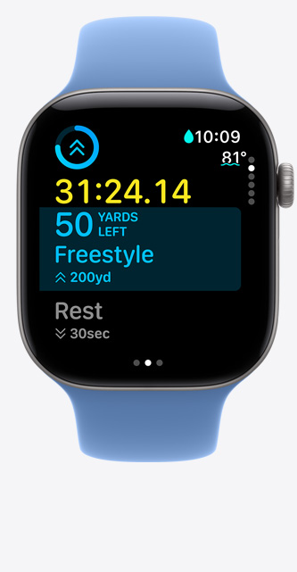 Apple Watch Series 12 com caixa em alumínio cinzento sideral, ecrã Treino a acompanhar um treino de Natação em piscina, métricas no ecrã, Bracelete desportiva azul silvestre