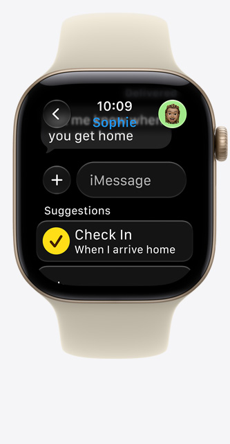 Apple Watch Series 12 com caixa em alumínio dourado‑claro, ecrã a mostrar uma sugestão de Verificação no iMessage, Bracelete desportiva na cor areia (bronze claro)